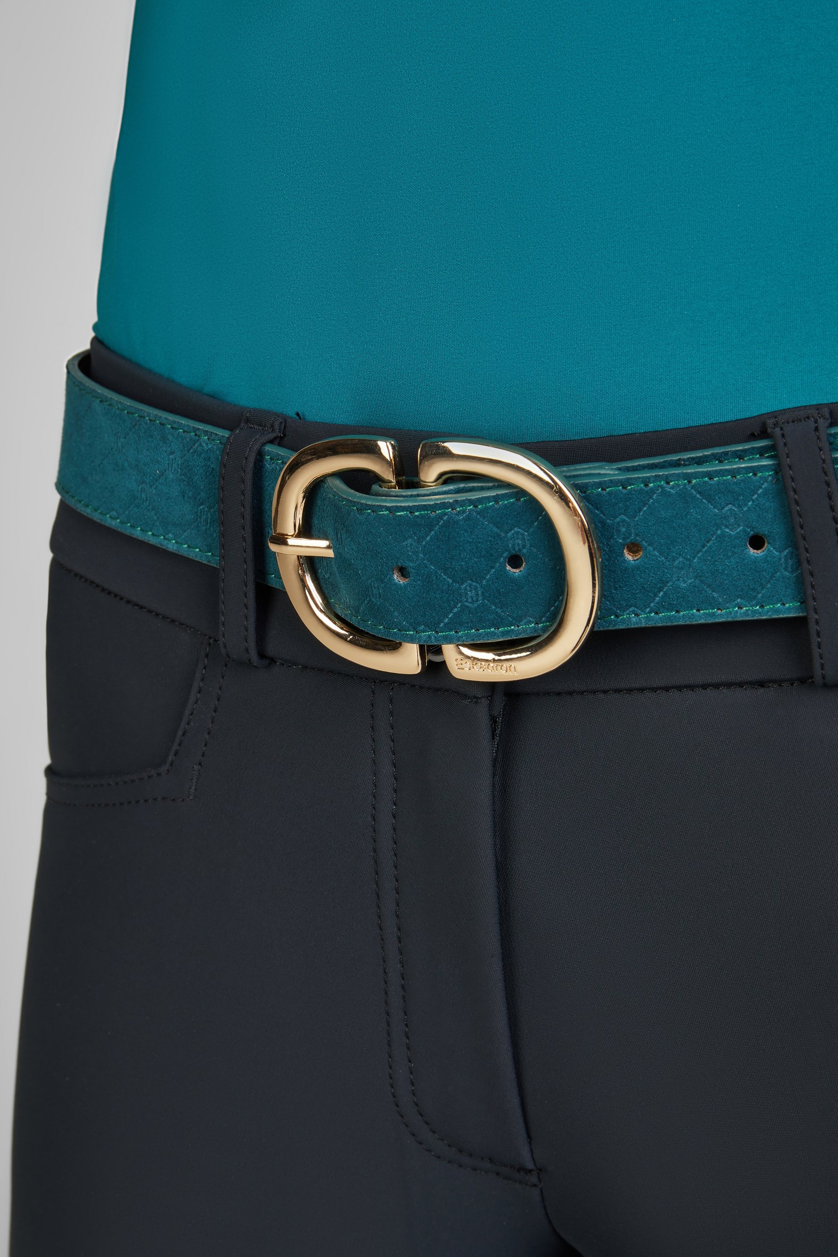 Eskadron Gürtel Faux Leather Belt Heritage 24 Farbe vintage green angezogen Detail Schnalle Eskadron Gürtel Faux Leather Belt Heritage 24 Farbe vintage green angezogen Detail Schnalle