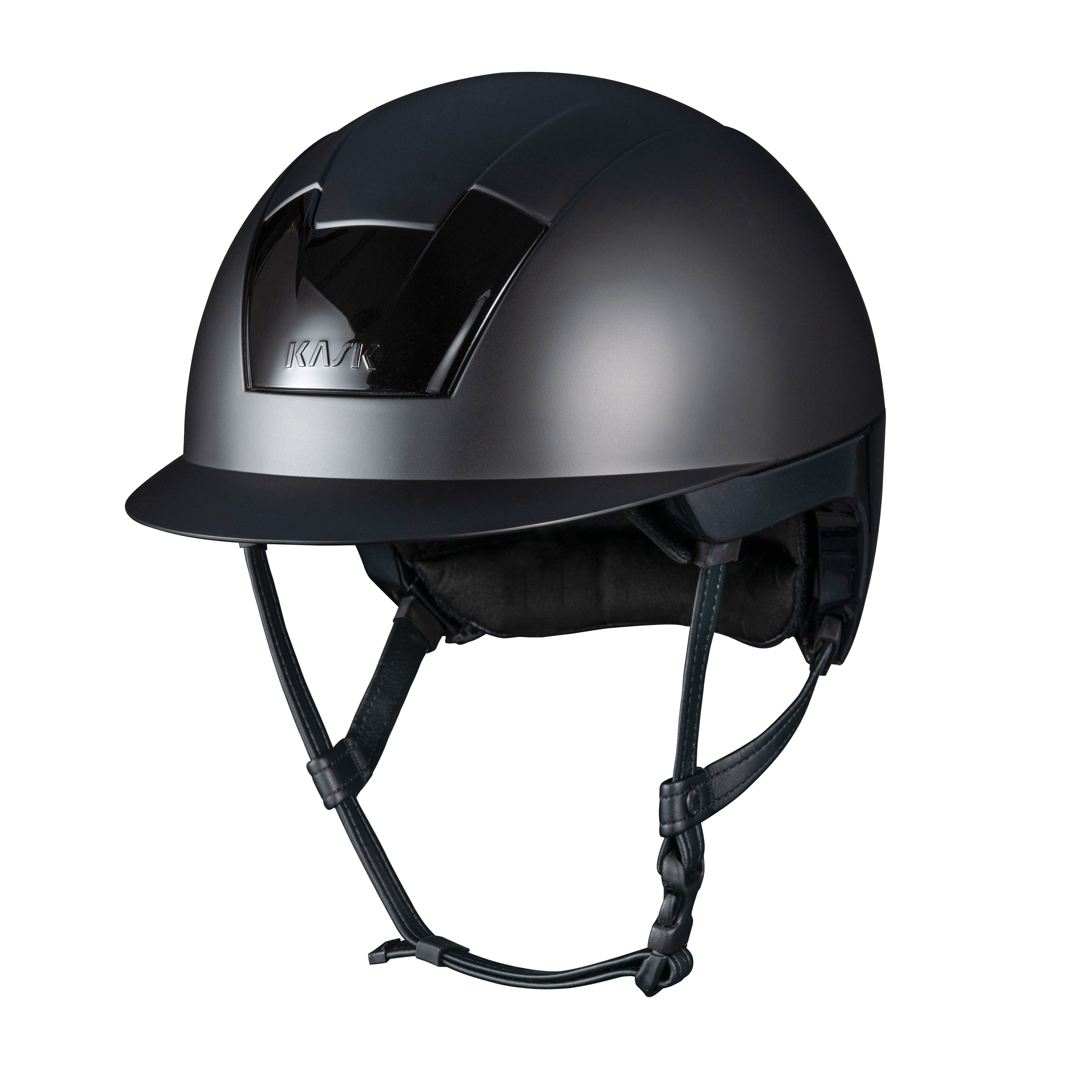 Reiterin mit einem Kask Reithelm Kooki in Black shine neben einem Pferd