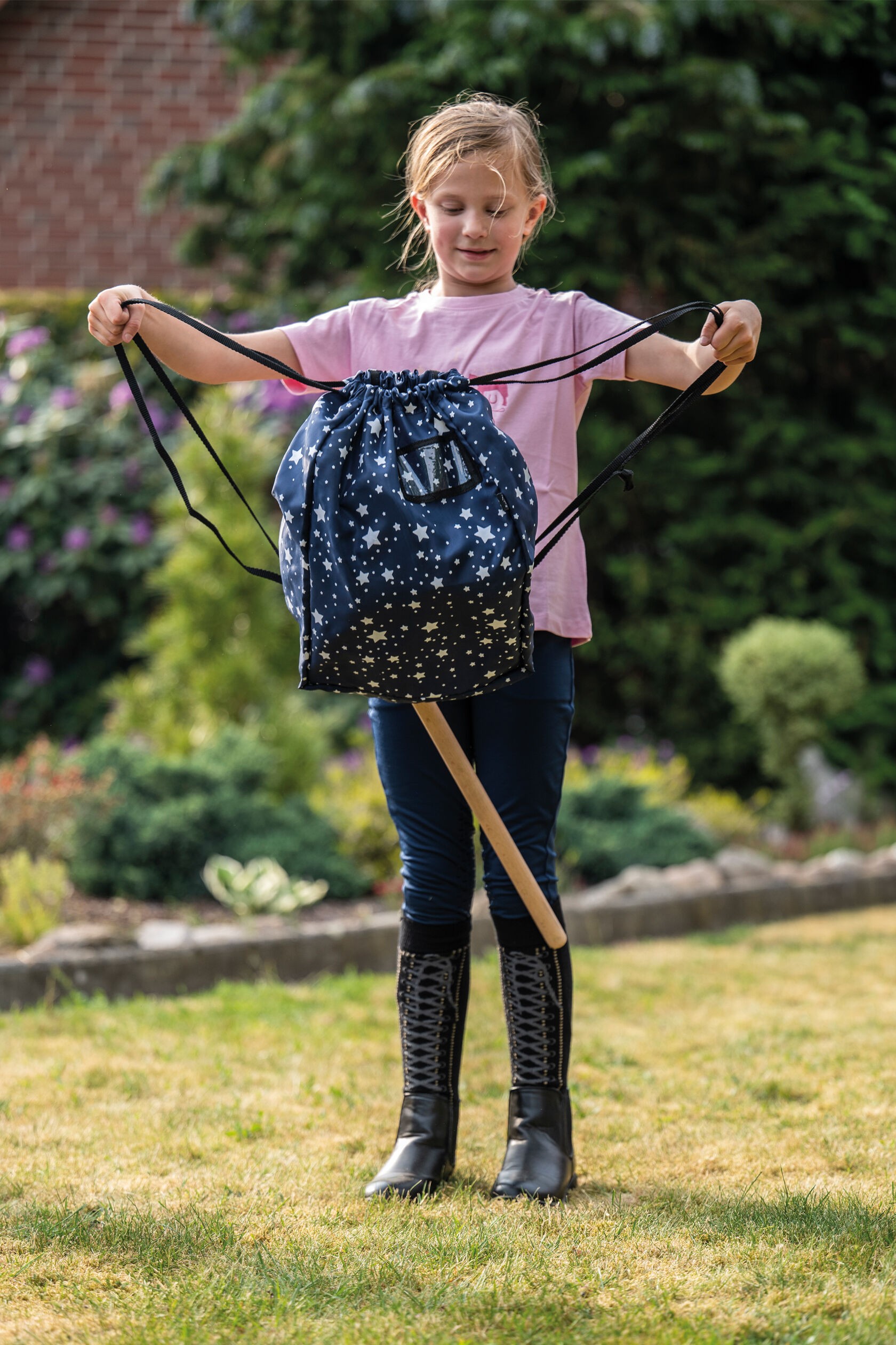 zwei Mädchen tragen Hobby Horse in HKM Transportbeutel auf dem Rücken